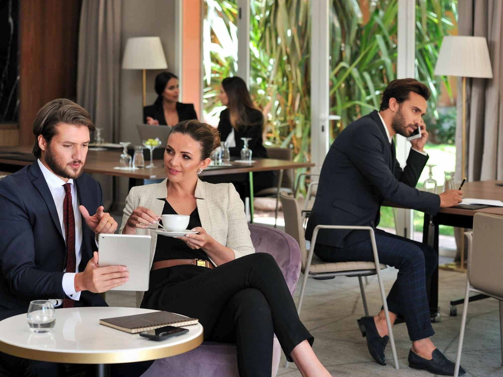 Sofitel Marrakech Palais Imperial & Spa Μαρακές Εξωτερικό φωτογραφία Businesspeople working in a hotel