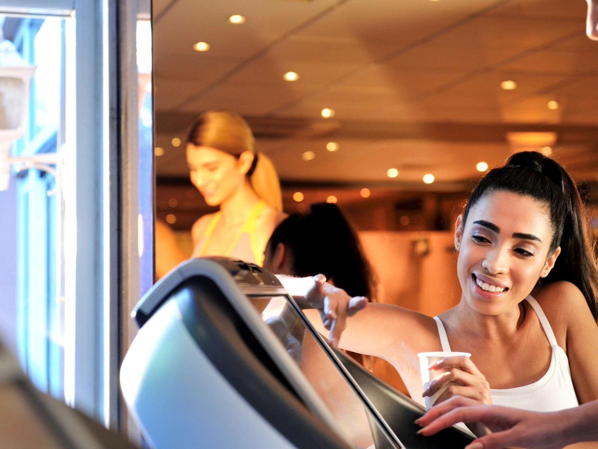 Sofitel Marrakech Palais Imperial & Spa Μαρακές Εξωτερικό φωτογραφία A woman using a treadmill