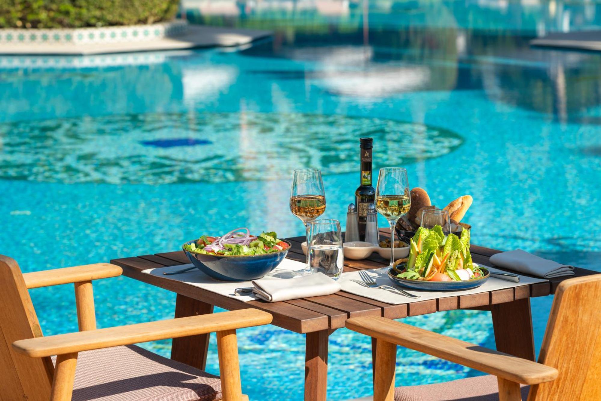 Sofitel Marrakech Palais Imperial & Spa Μαρακές Εξωτερικό φωτογραφία Poolside dining at the hotel